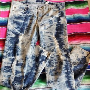 Distressed & Bleach-treated Skinny Jeans